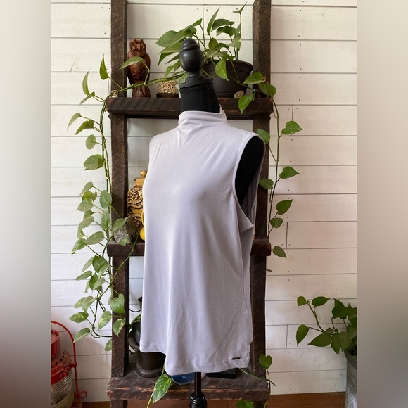 Tahari: Chic Sleeveless Gray Sleeveless Blouse - Picture 6 of 17